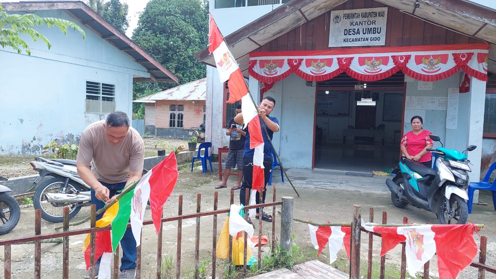 KEPALA DESA  UMBU DAN PERANGKAT DESA UMBU MELAKSANAKAN PEMASANGAN  UMBUL - UMBUL DALAM RANGKA MEMERIAHKAN HUT KEMRI TAHUN 2024 DI LINGKUNGAN KANTOR  DESA UMBU KECAMATAN GIDO KABUPATEN NIAS